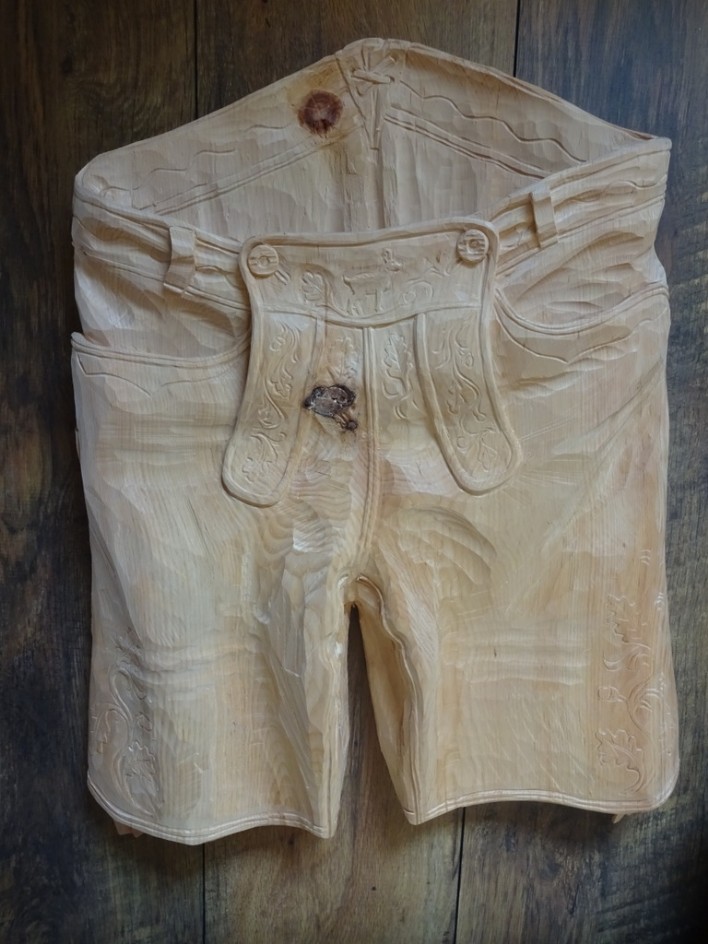 Hölzerne Lederhose Stefan Käser Lederhose aus Holz, Stefan Käser