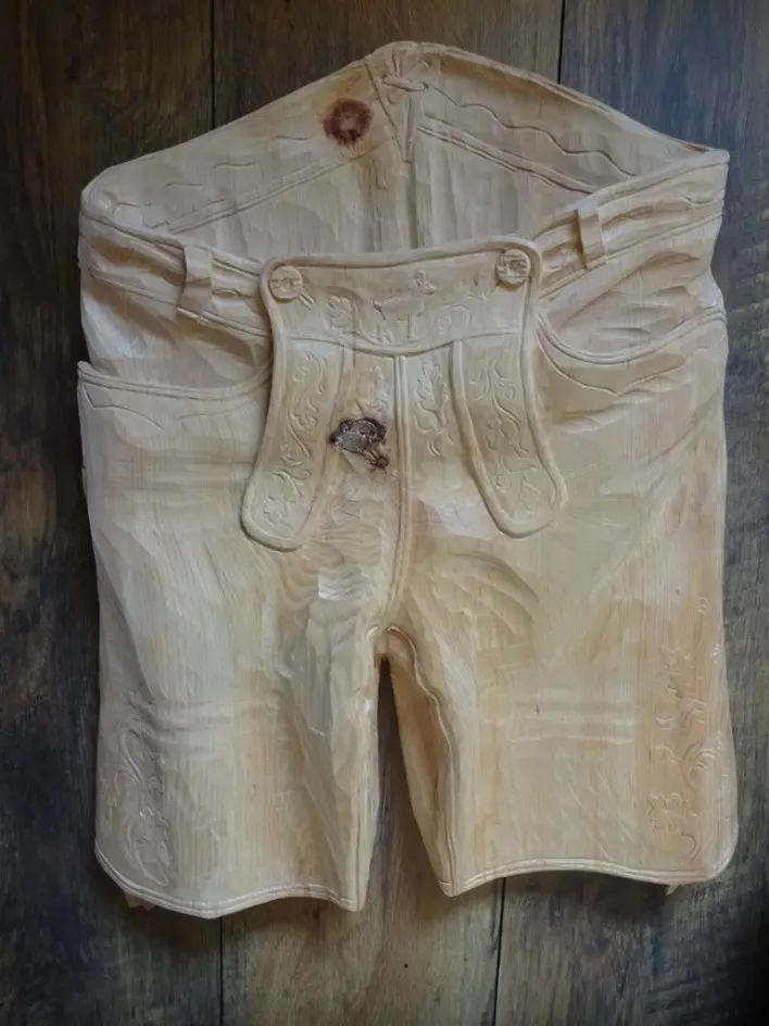 Hölzerne Lederhose Stefan Käser Lederhose aus Holz, Stefan Käser