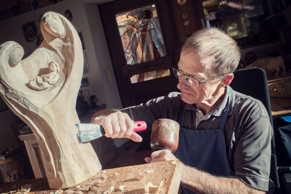 Der Holzbildhauer Stefan Käser Holzbildhauerei Käser Niederndorf
